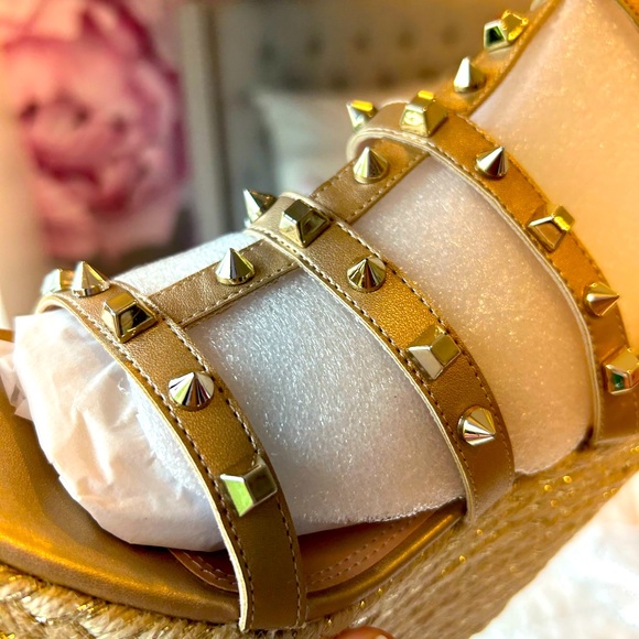 NWT - Steve Madden Rockstud Wedges in Gold - Size 8.5 - Picture 6 of 8